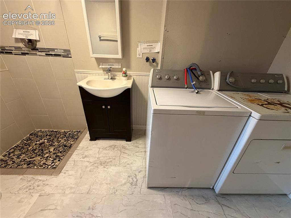 Image 19 of 30: Bathroom