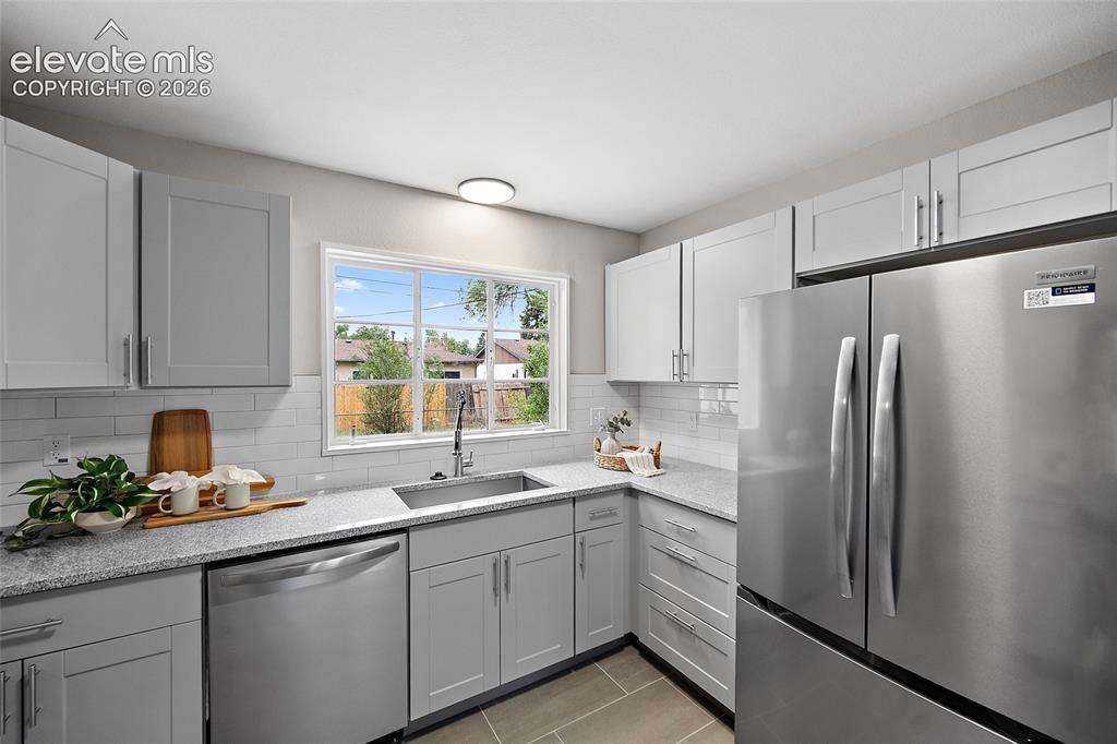 Image 11 of 25: Kitchen