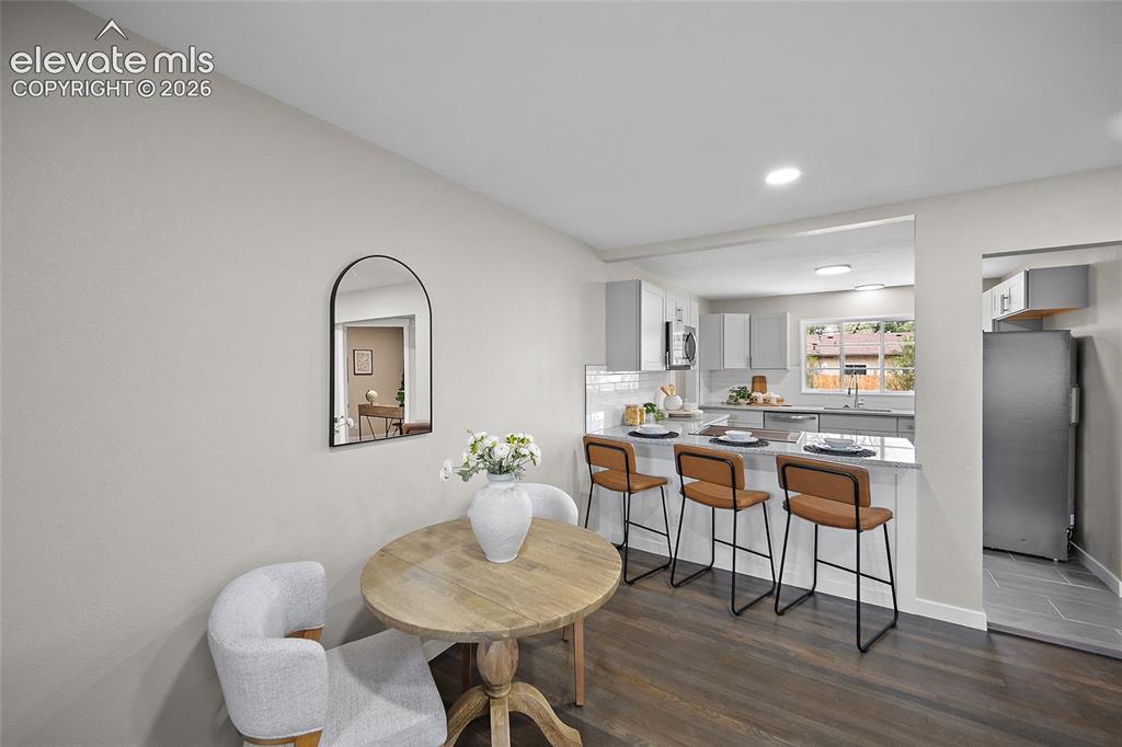 Image 12 of 25: Dining Area
