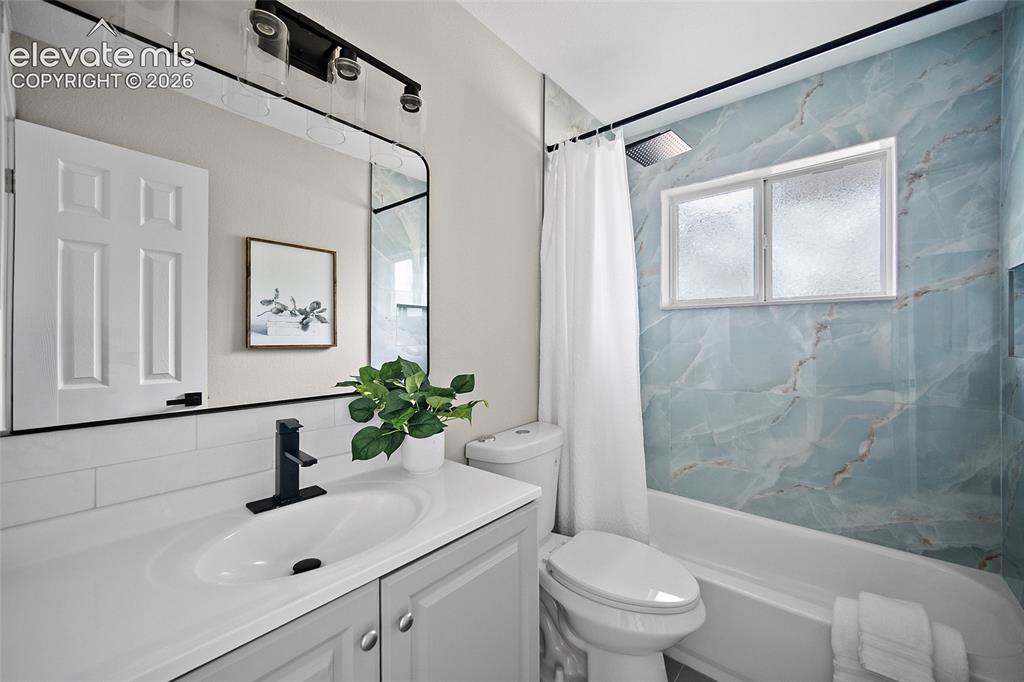 Image 13 of 25: Bathroom