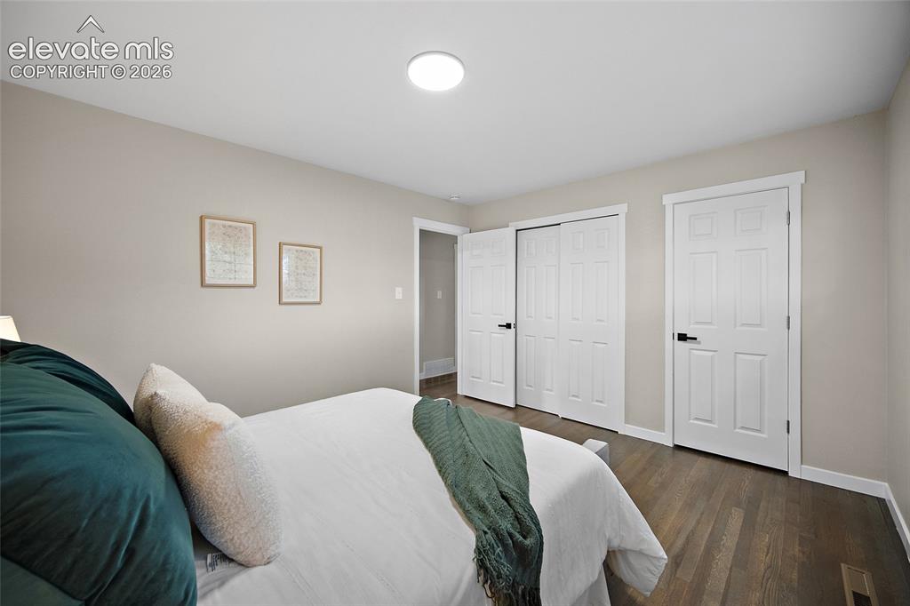 Image 16 of 25: Bedroom