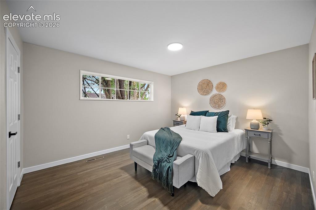 Image 17 of 25: Bedroom