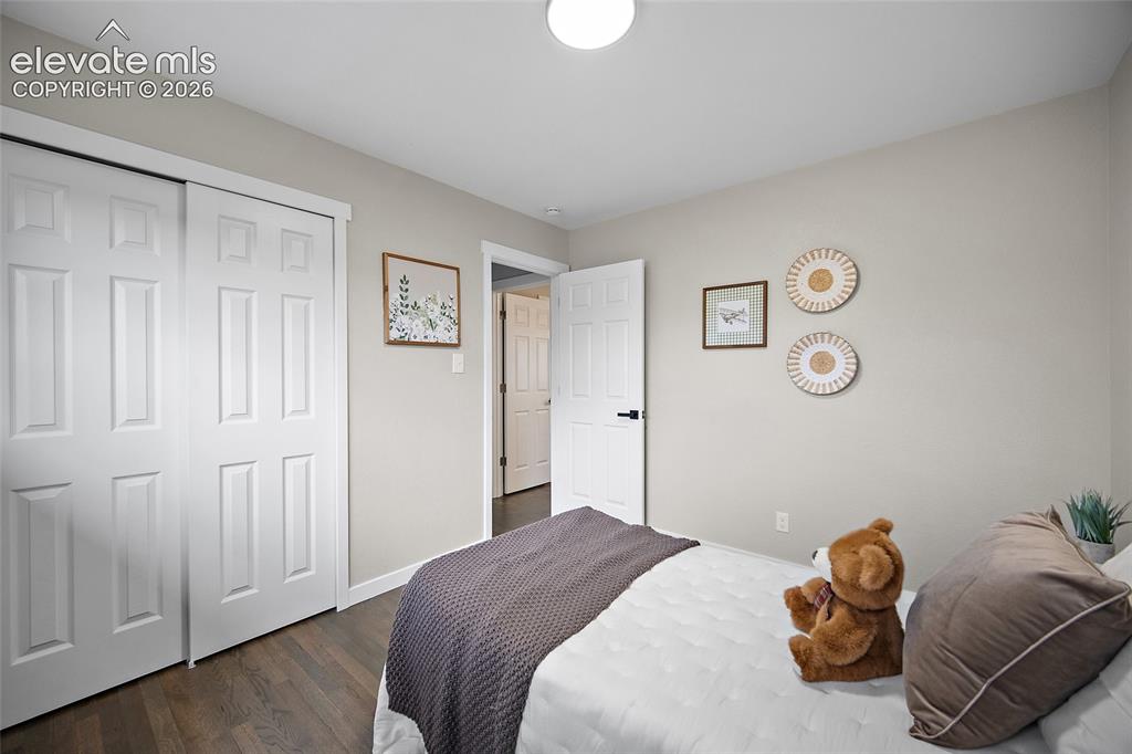 Image 18 of 25: Bedroom