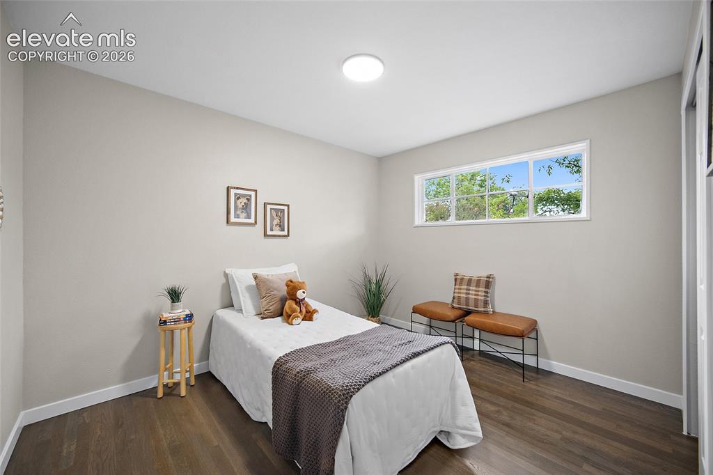 Image 19 of 25: Bedroom