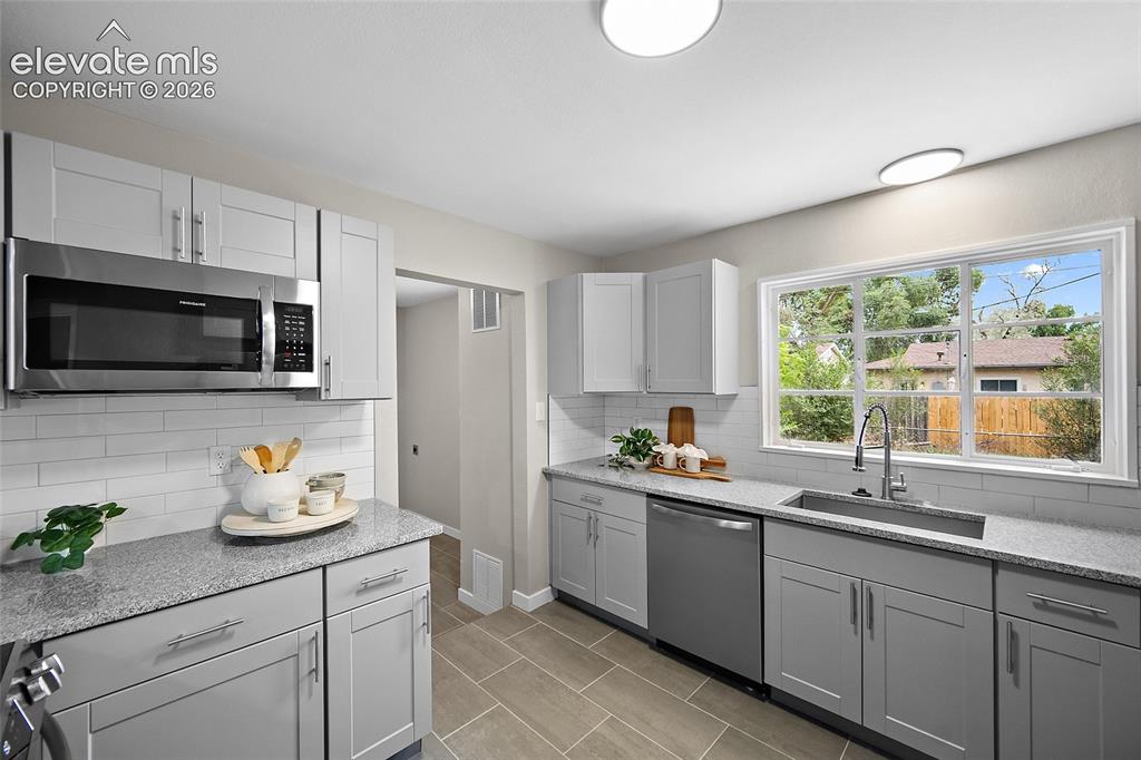 Image 5 of 25: Kitchen