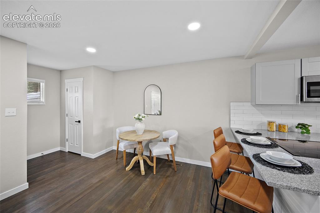 Image 7 of 25: Dining Area