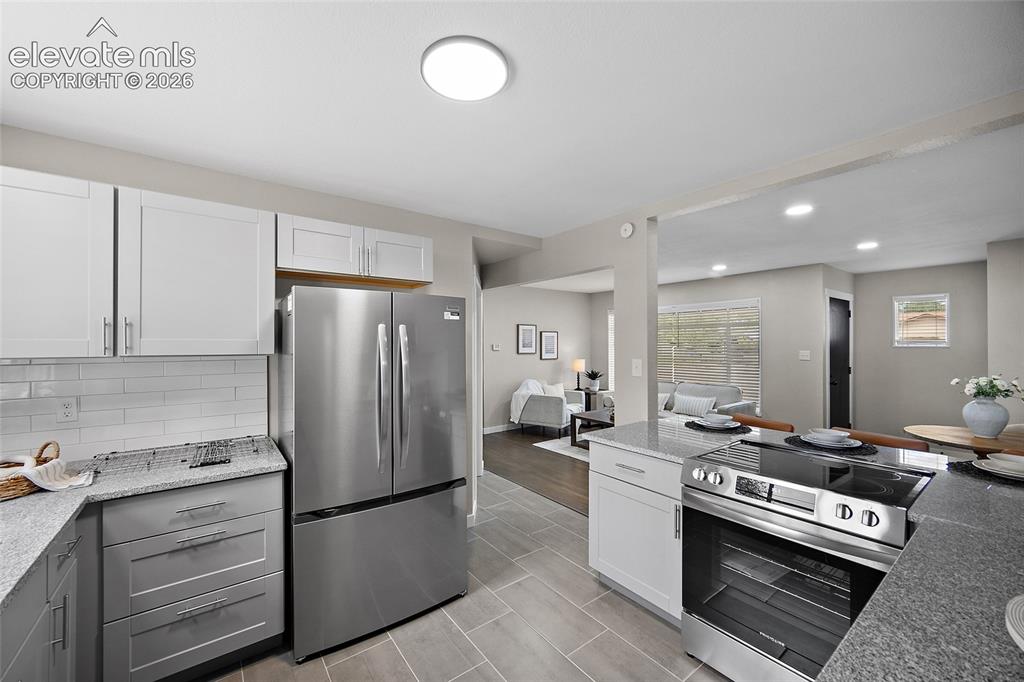 Image 8 of 25: Kitchen