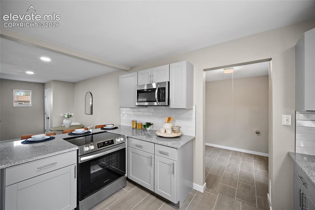 Image 9 of 25: Kitchen