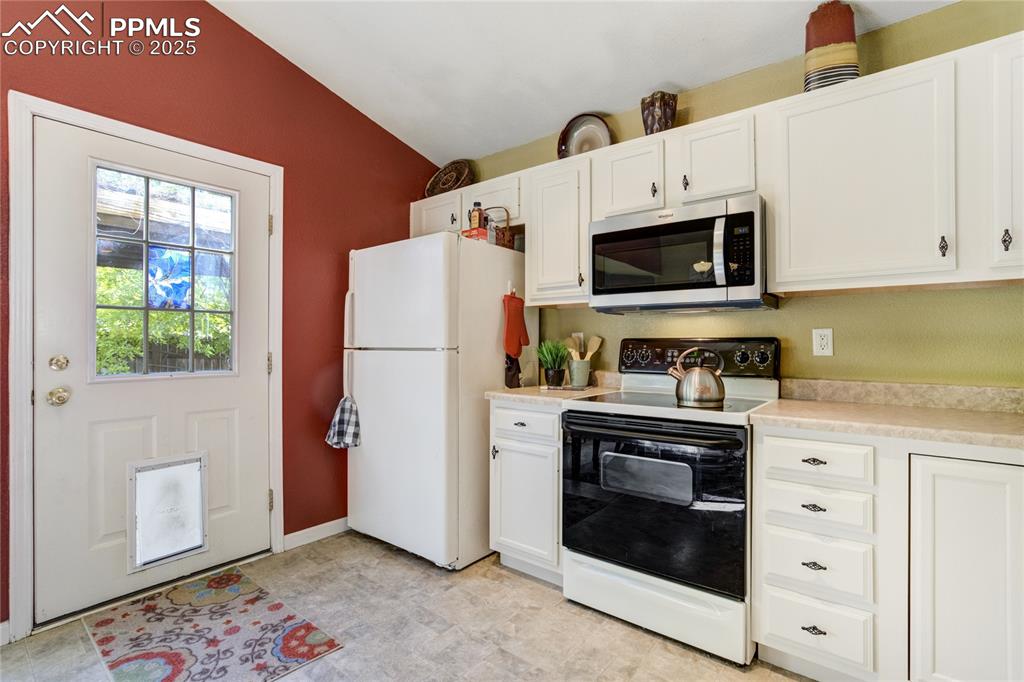 Image 14 of 50: Kitchen