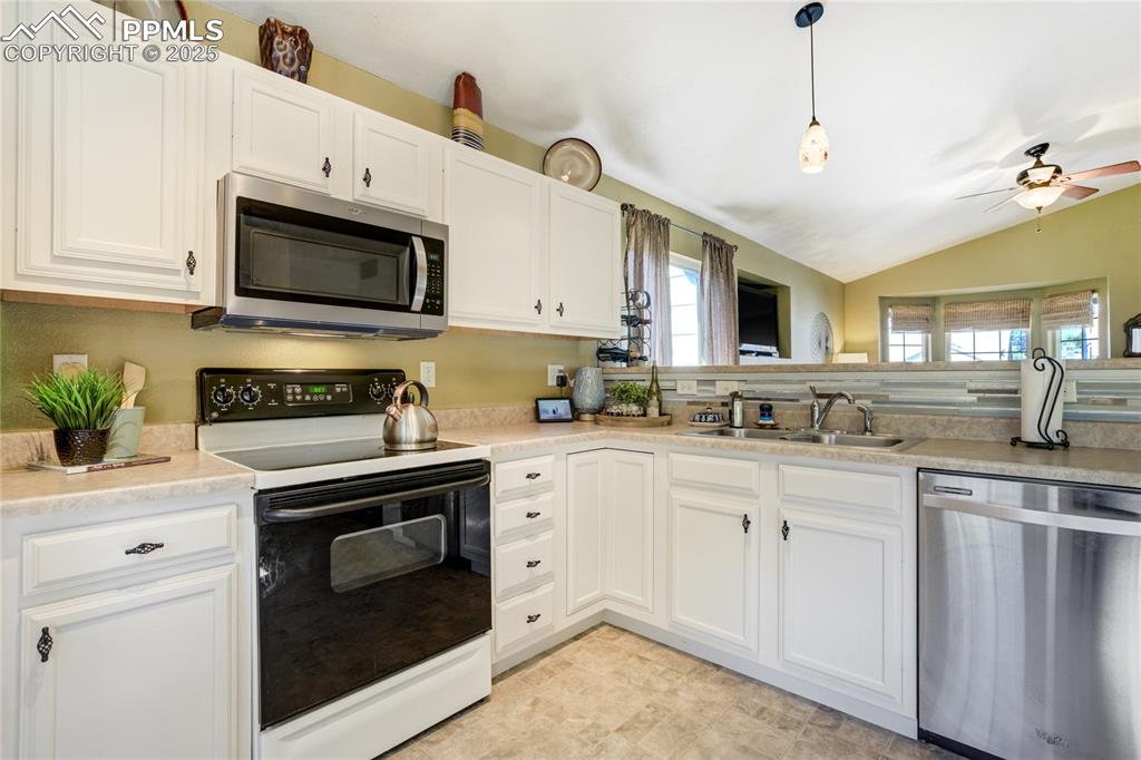 Image 16 of 50: Kitchen