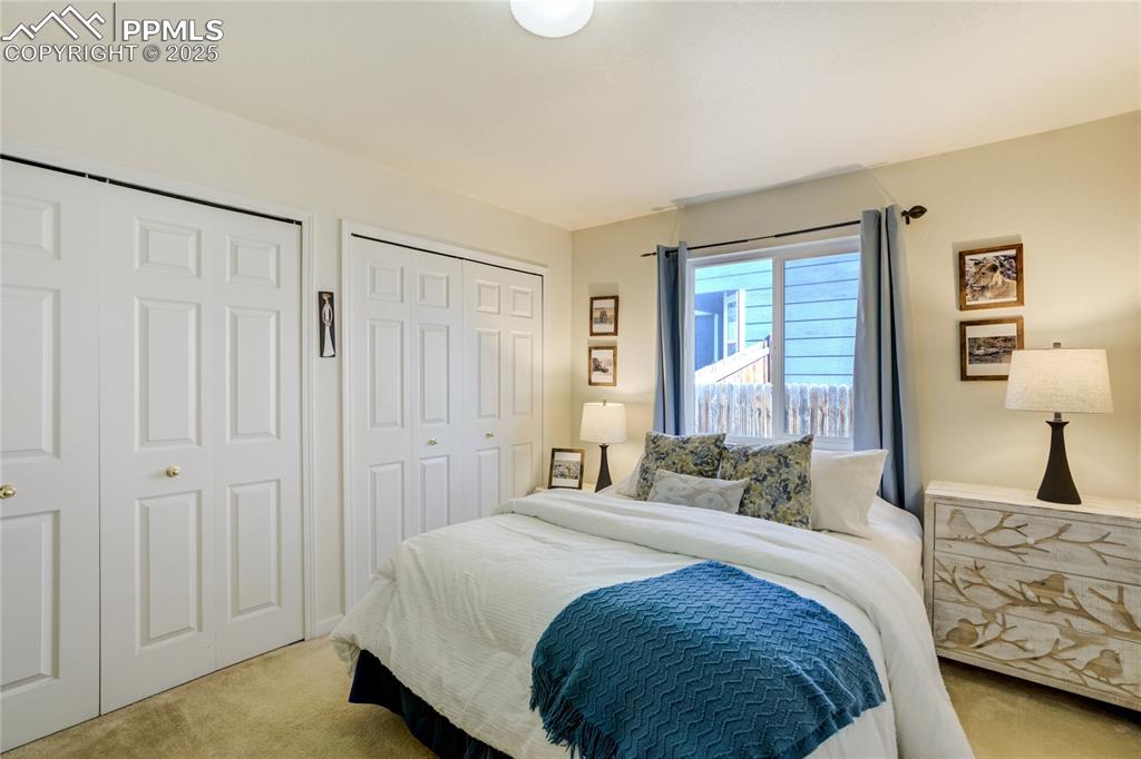 Image 19 of 50: Bedroom