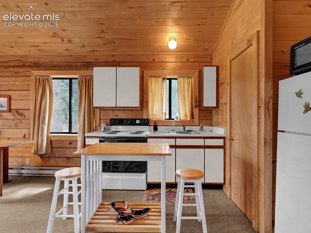 Image 10 of 25: Kitchen