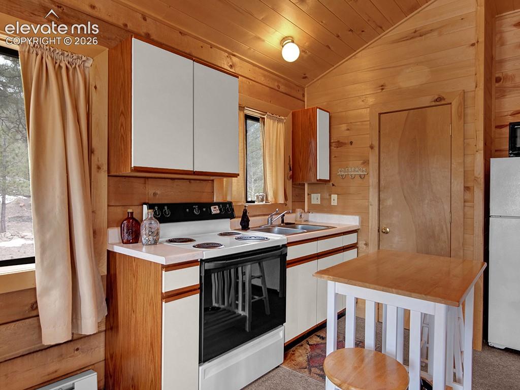 Image 11 of 25: Kitchen