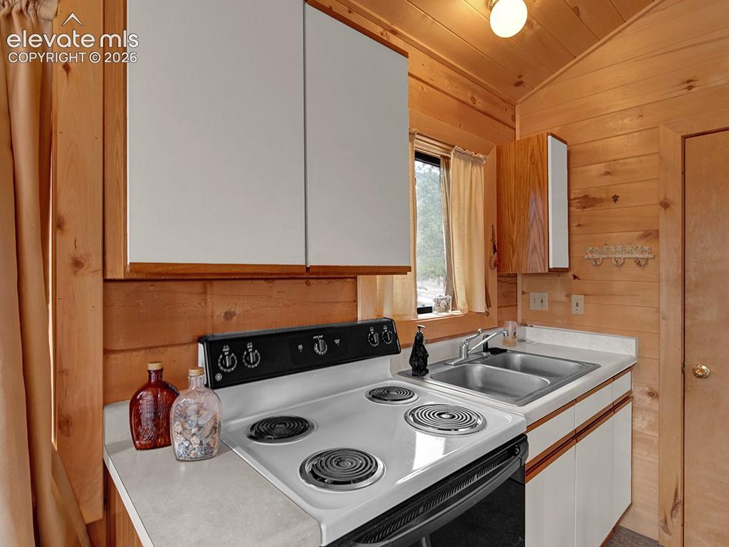 Image 12 of 25: Kitchen