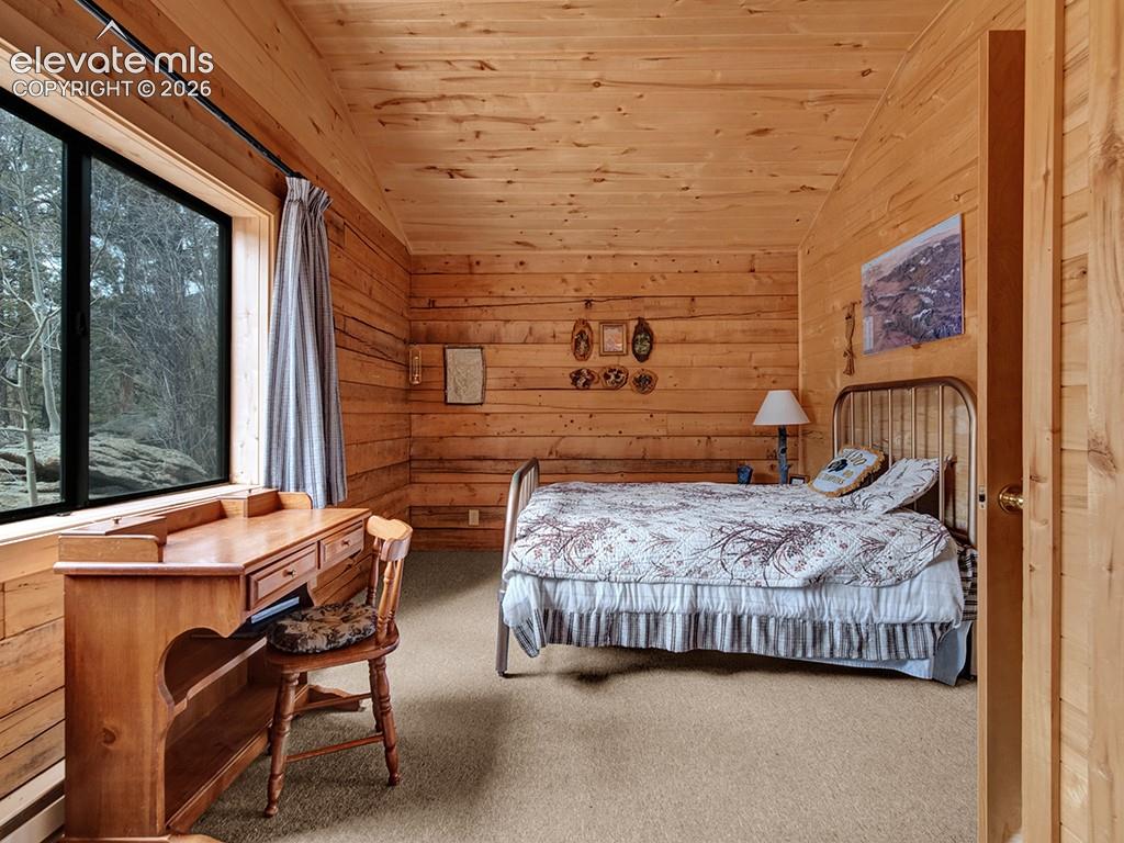 Image 16 of 25: Bedroom