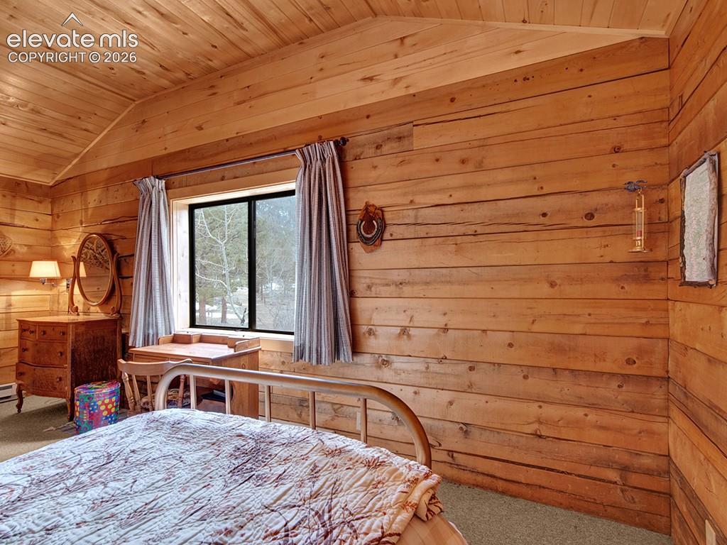 Image 17 of 25: Bedroom