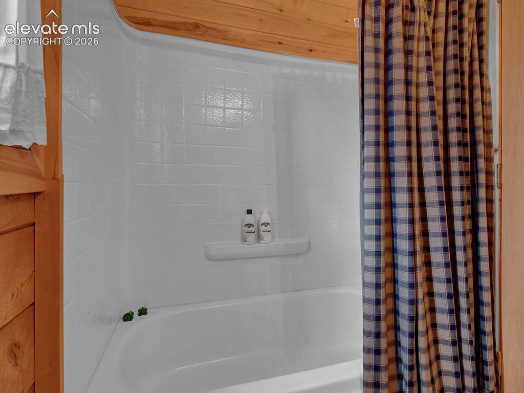 Image 19 of 25: Bathroom