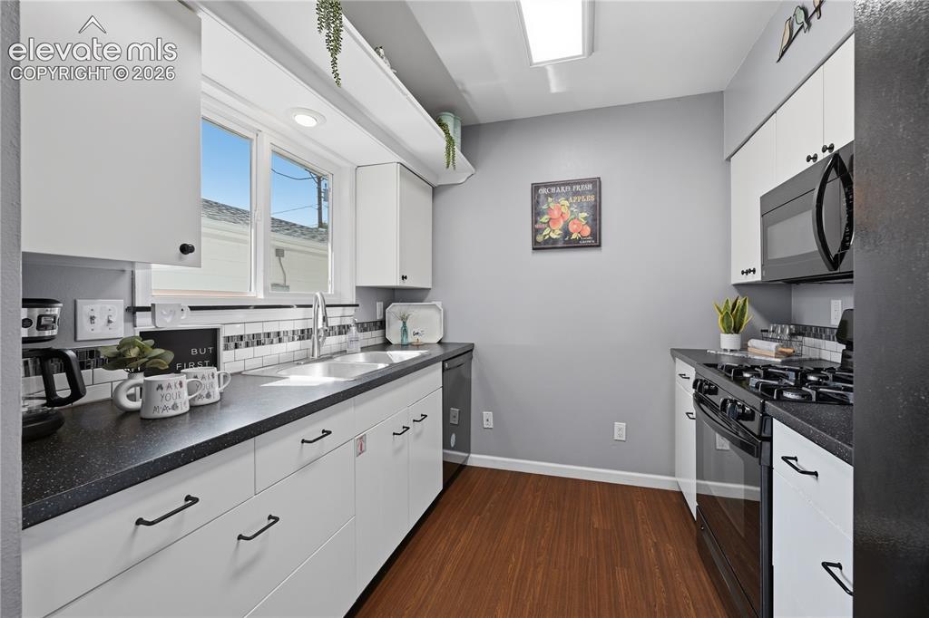 Image 17 of 27: Kitchen