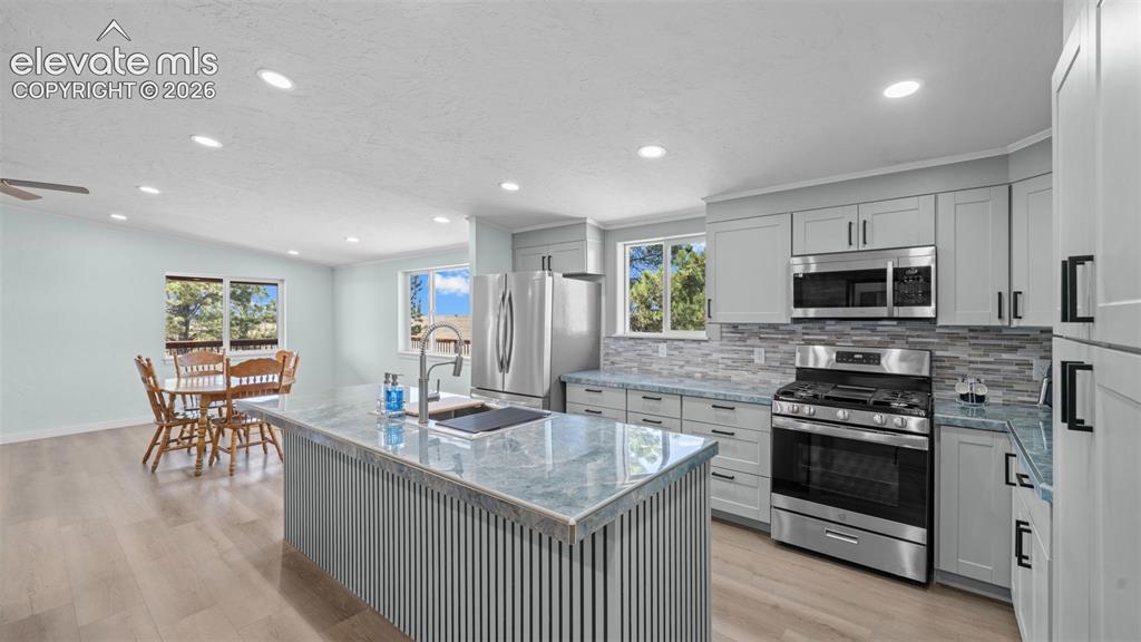 Image 15 of 44: Kitchen