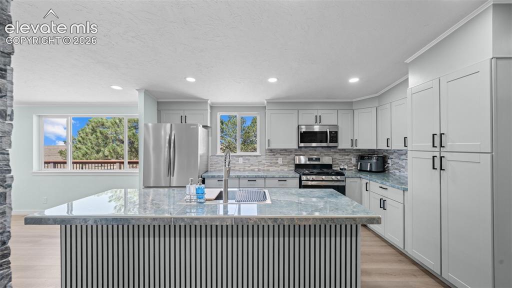 Image 16 of 44: Kitchen