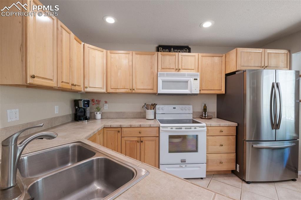 Image 11 of 39: Kitchen