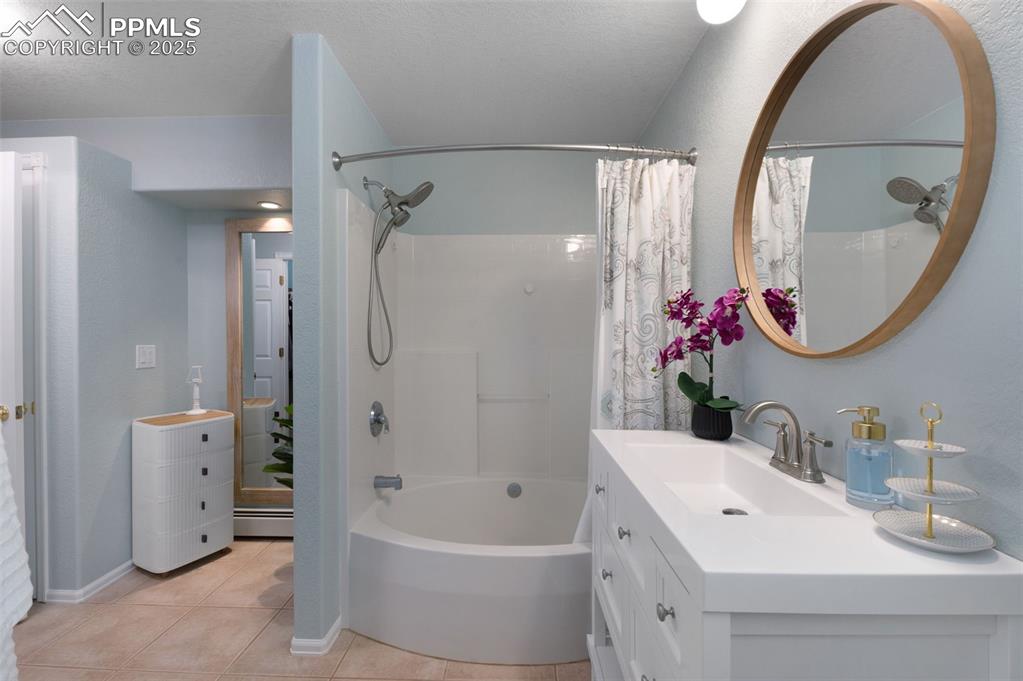 Image 16 of 39: Bathroom