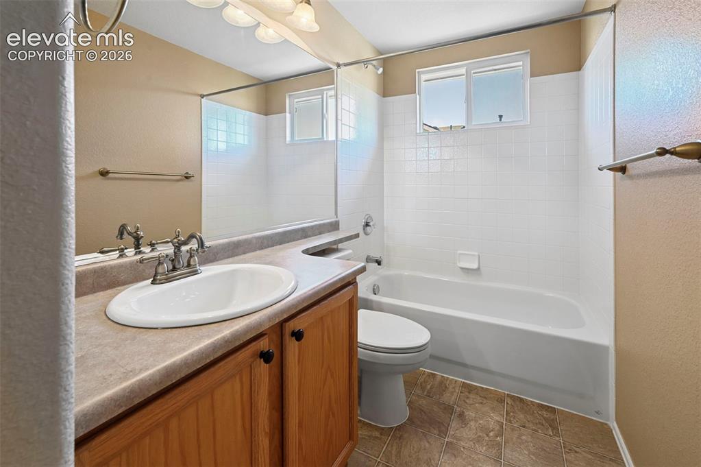 Image 25 of 32: Bathroom