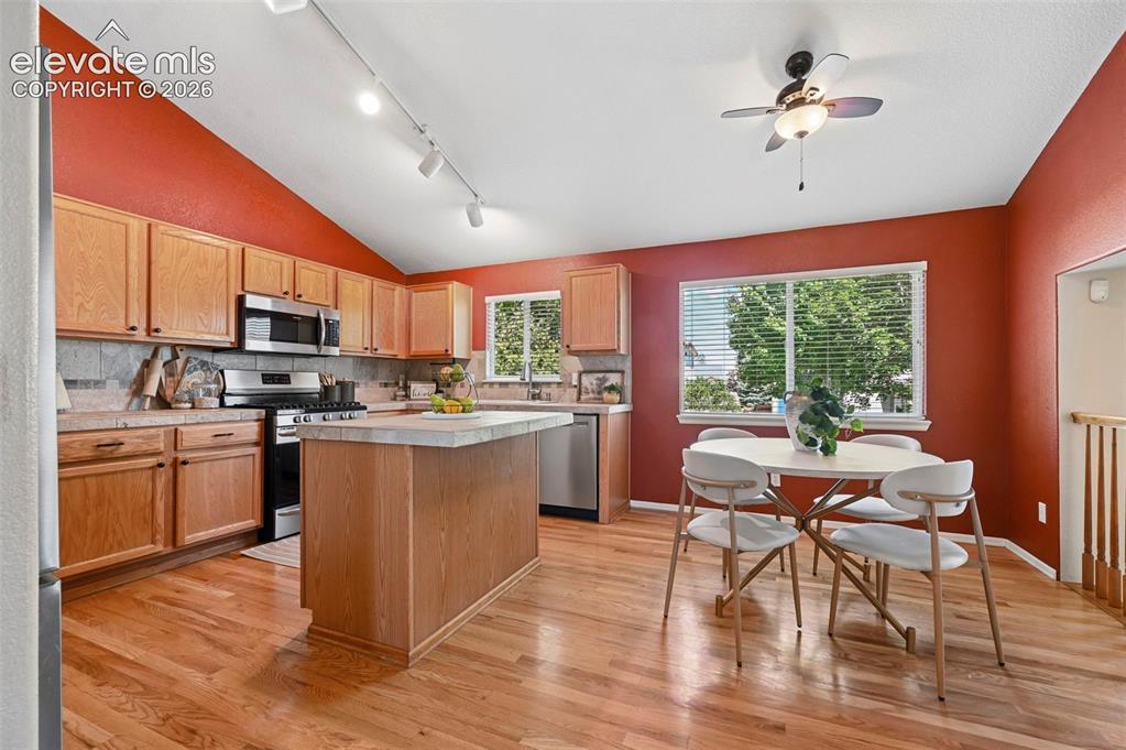 Image 5 of 32: Kitchen