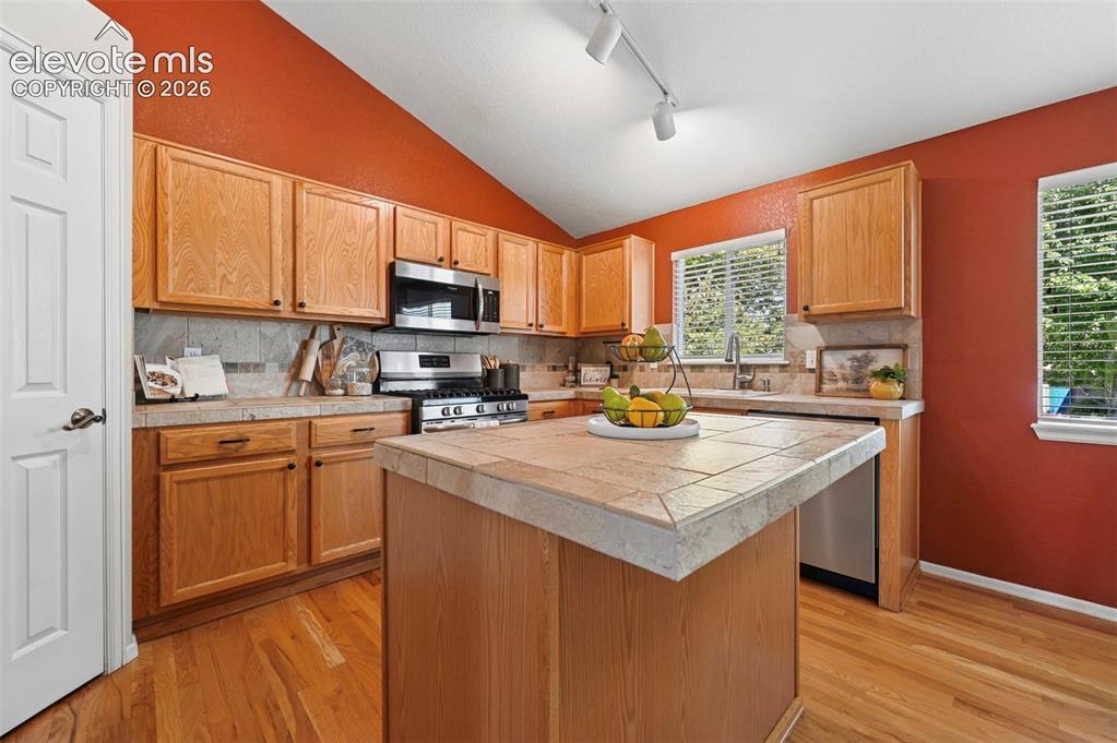 Image 6 of 32: Kitchen