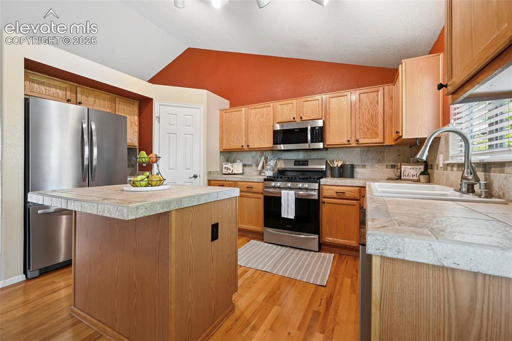 Image 7 of 32: Kitchen