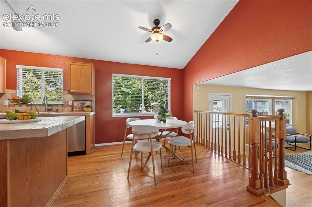 Image 8 of 32: Dining Area