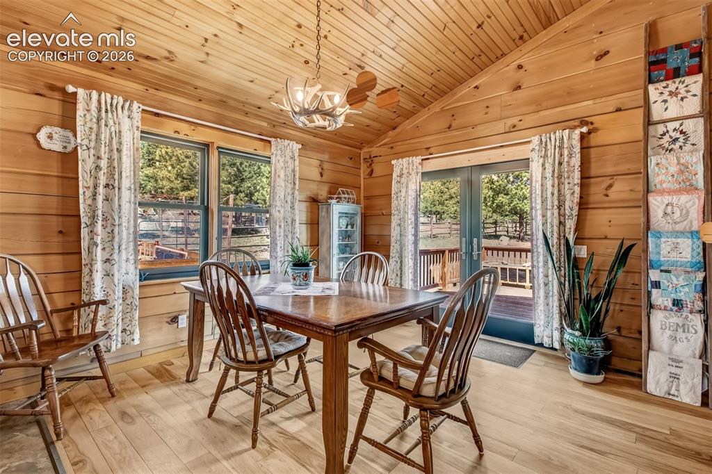 Image 10 of 49: Dining Area