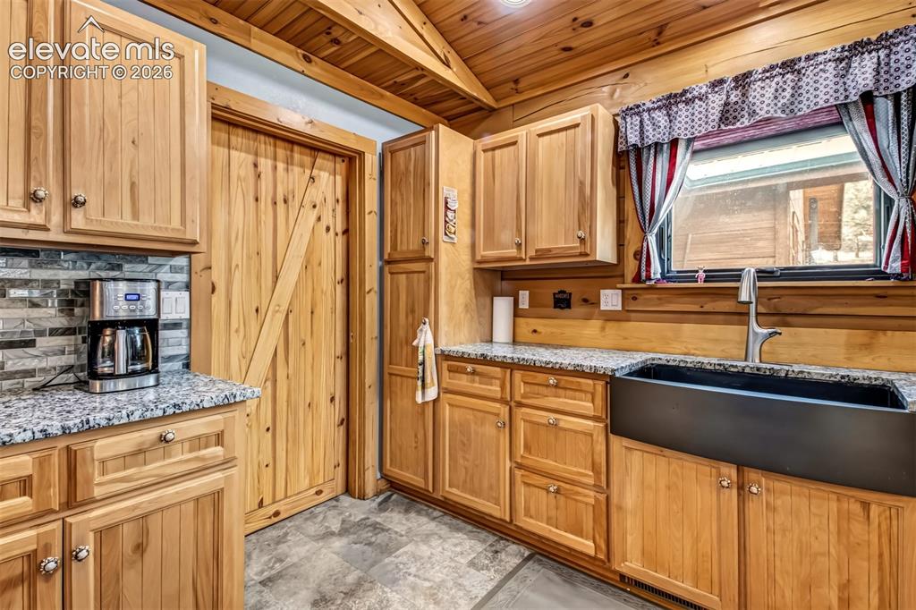 Image 13 of 49: Kitchen