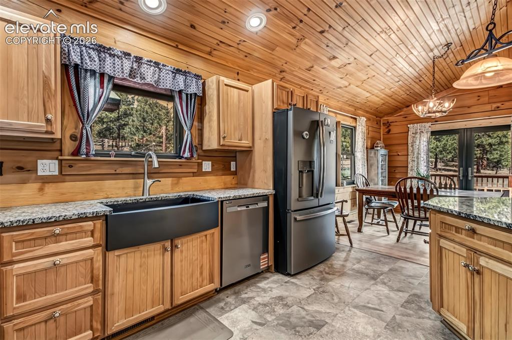 Image 14 of 49: Kitchen