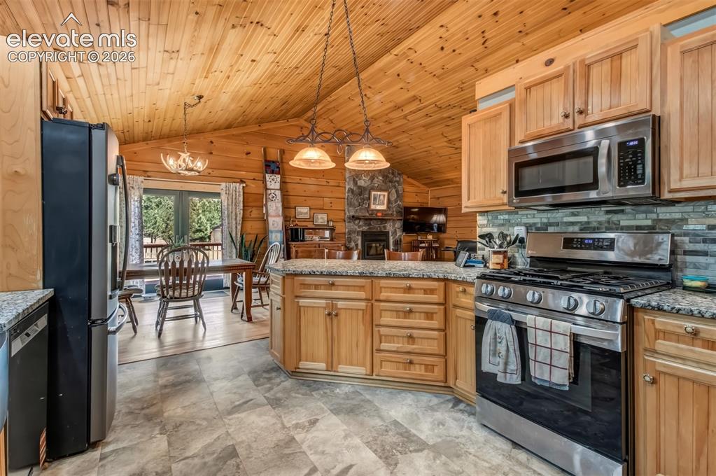 Image 15 of 49: Kitchen