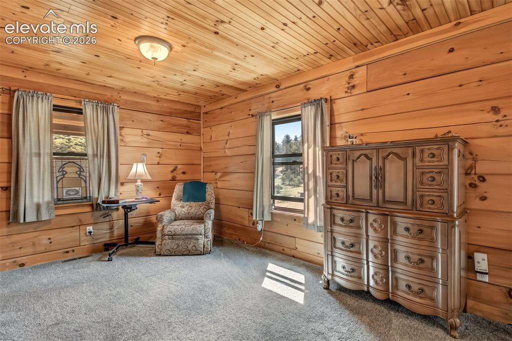 Image 16 of 49: Sitting Room