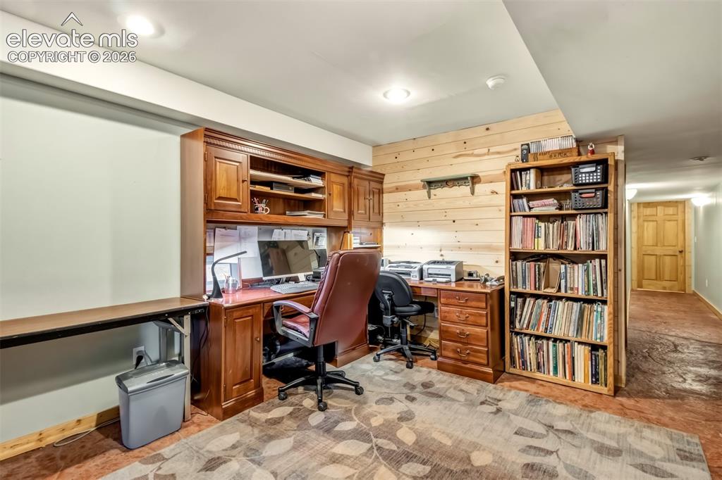 Image 26 of 49: Office