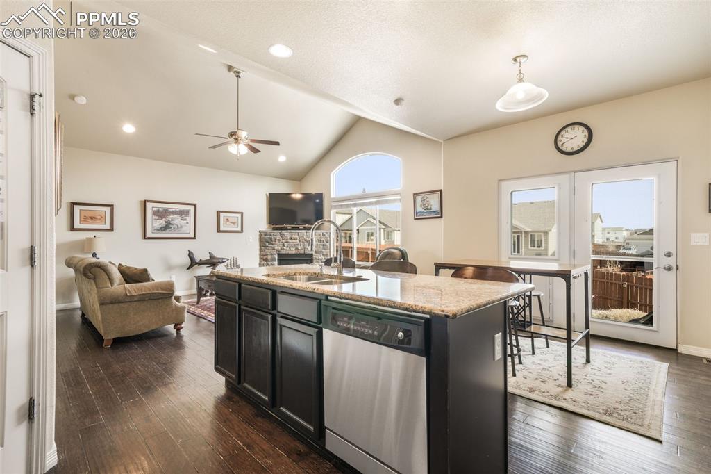 Image 14 of 50: Dining area