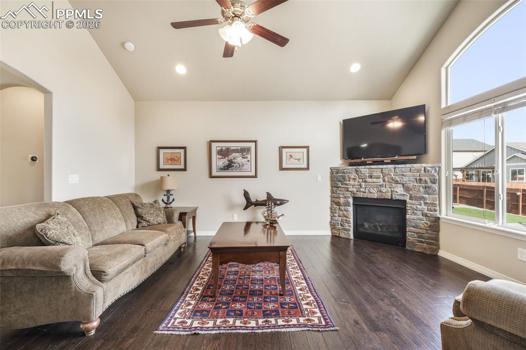 Image 18 of 50: Kitchen alternate angle