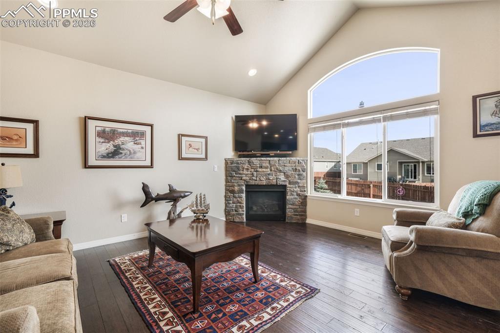 Image 19 of 50: Kitchen alternate angle