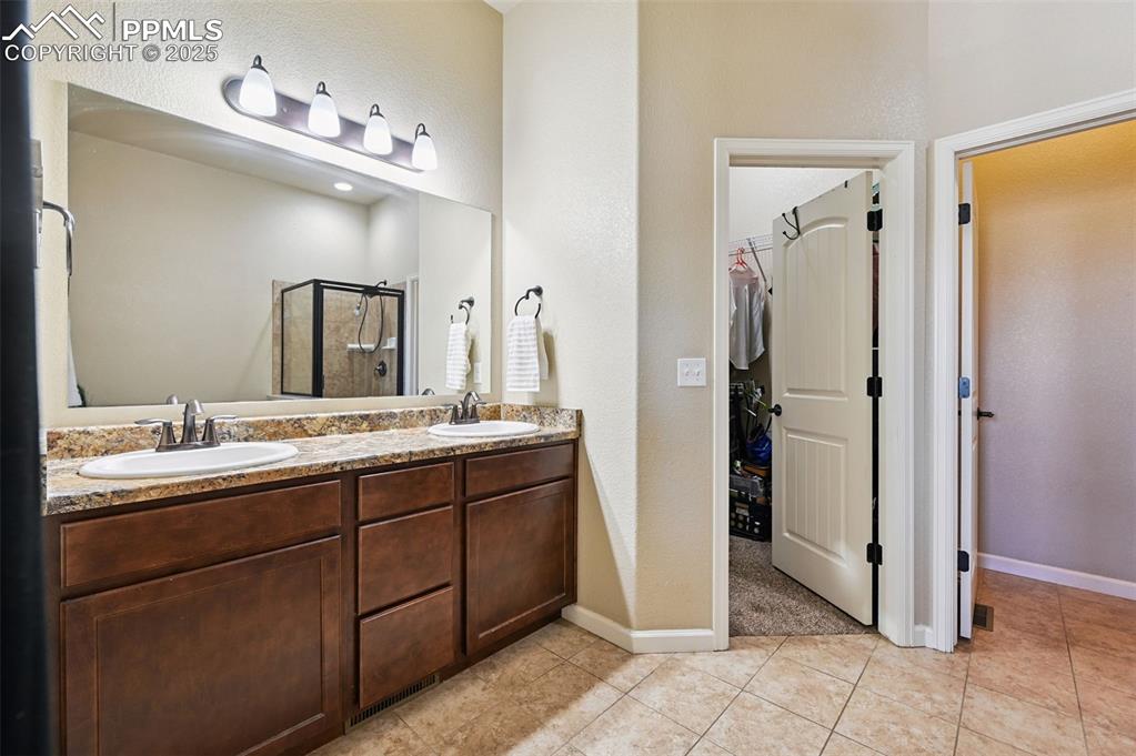 Image 12 of 46: Bathroom