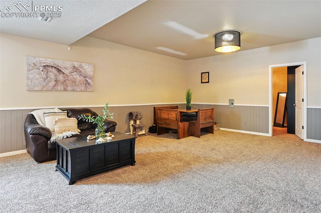 Image 22 of 46: Living Room