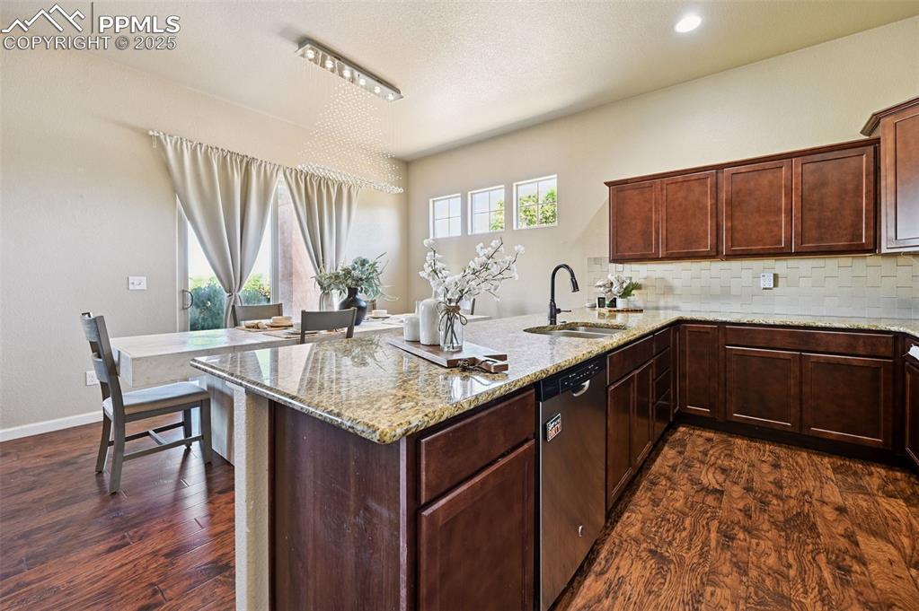 Image 25 of 46: Kitchen