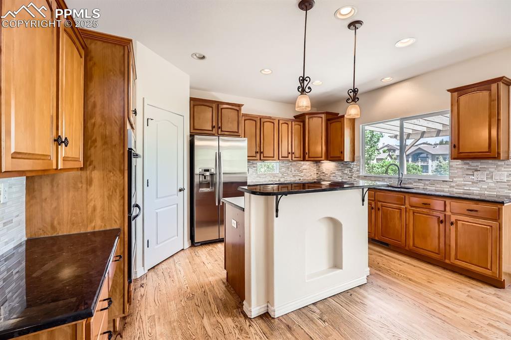Image 8 of 48: Island kitchen