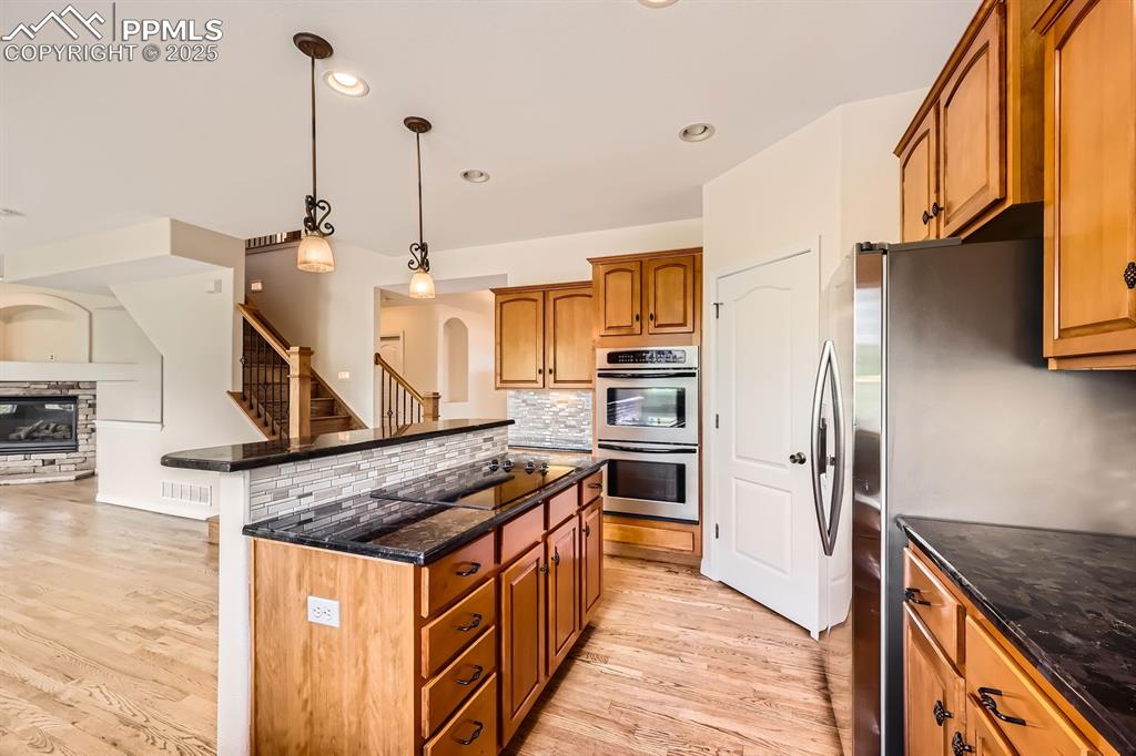 Image 9 of 48: Granite countertops, double ovens