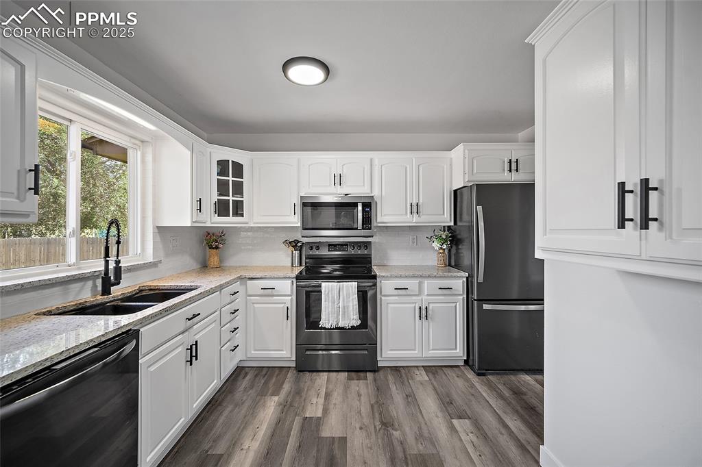 Image 7 of 38: Kitchen 