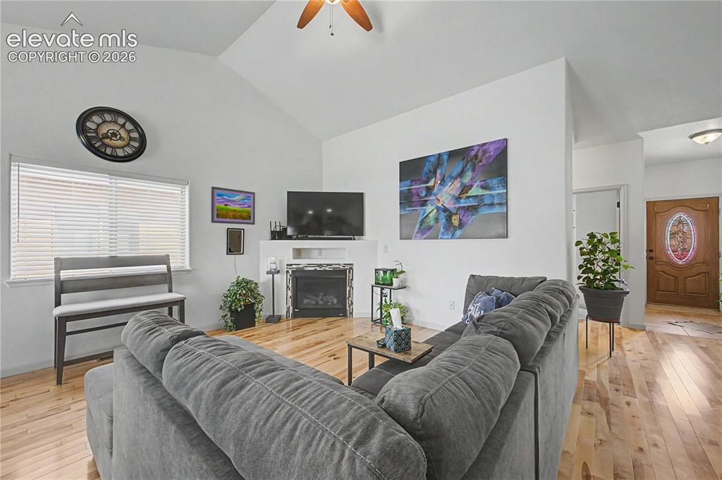Image 17 of 42: Living Room