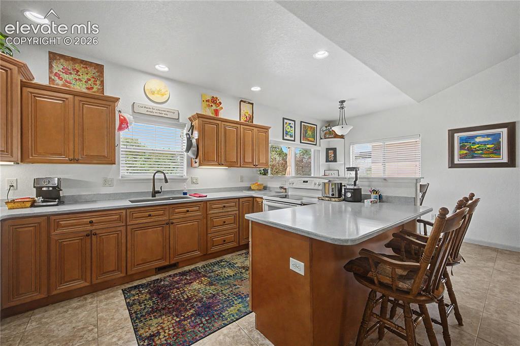 Image 21 of 42: Kitchen