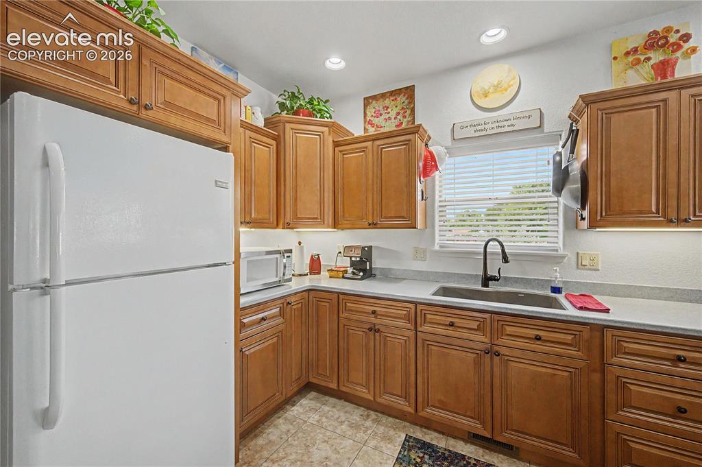 Image 22 of 42: Kitchen