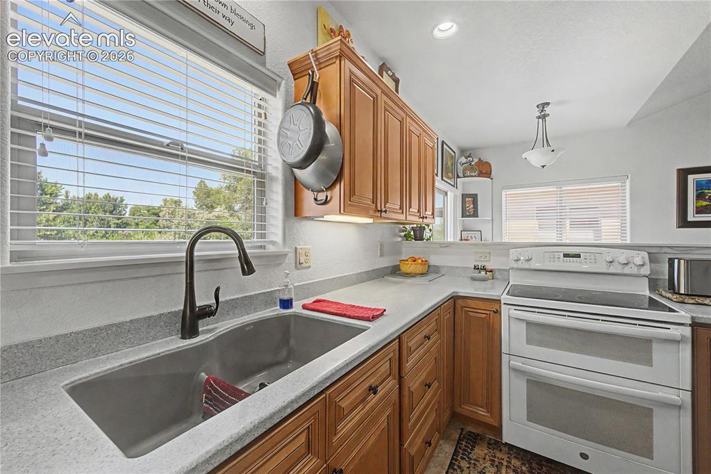 Image 23 of 42: Kitchen
